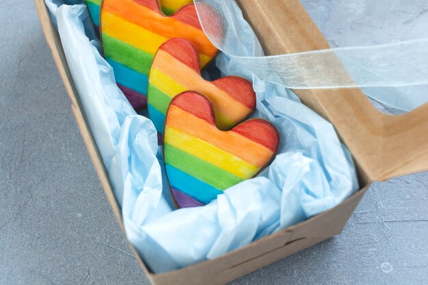 Herzförmige Kekse gemalt mit LGBT-Regenbogenfahne in Geschenkbox.