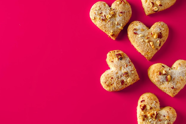 Herzförmige Kekse zum Valentinstag auf rosa Hintergrund