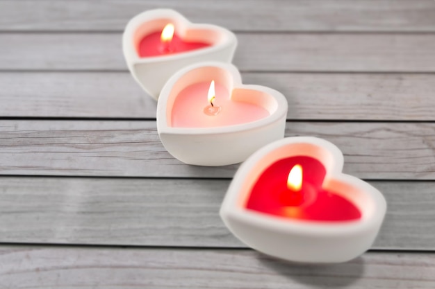 Herzförmige Kerzen brennen am Valentinstag