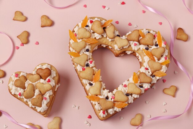 Herzförmige Kuchen auf einem Rosa zum Valentinstag