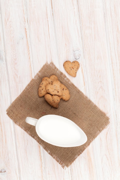 Herzförmige Lebkuchenplätzchen und Milchkrug