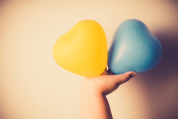 Herzförmige Luftballons sind das Zeichen für Kinder mit Down-Syndrom