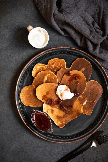 Herzförmige Pfannkuchen mit köstlicher Marmelade