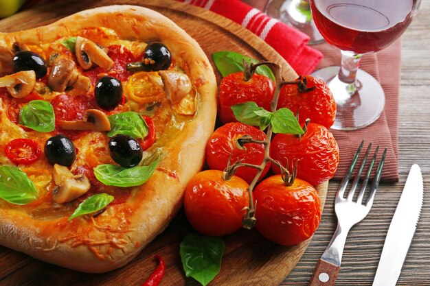 Herzförmige Pizza serviert auf Holztisch Nahaufnahme