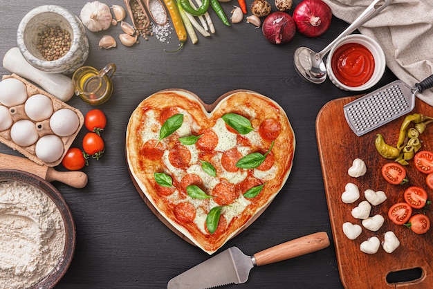 Herzförmige Pizza zum Abendessen zum Valentinstag