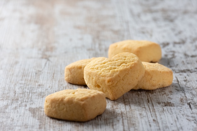 Herzförmige Plätzchen auf hellem rustikalem Hintergrund