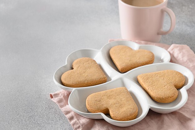 Herzförmige Plätzchen auf weißer Kombiplatte zum Valentinstag.