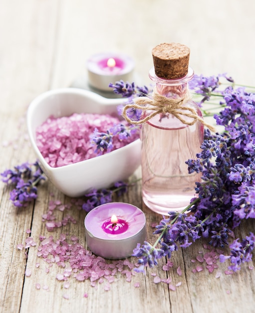 Herzförmige Schale mit Meersalz, Öl und frischen Lavendelblüten