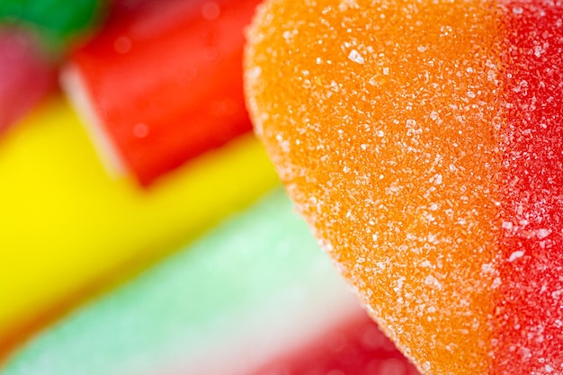 Herzförmige Süßigkeiten auf einem Hintergrund mit mehr Süßigkeiten