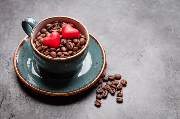 Herzförmige Süßigkeiten und Kaffeetasse. Valentinstagskarte mit Platz für Ihre Grüße