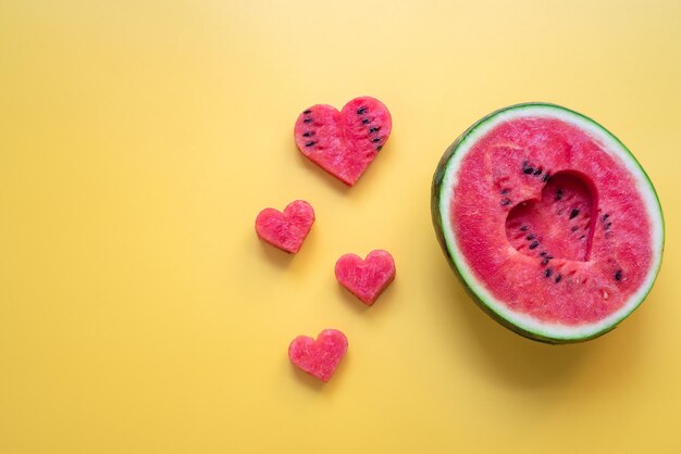 Herzförmige Wassermelone isoliert auf gelbem Hintergrund