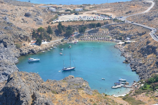 Herzförmiger Hafen mit Booten und Yachten, griechische Insel Rhodos