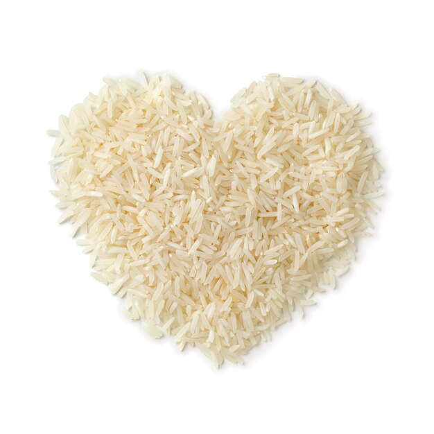 Herzförmiger Haufen roher Basmati-Reis isoliert auf weißem Hintergrund