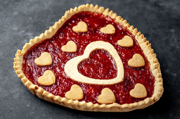 Herzförmiger Kuchen mit Erdbeermarmelade