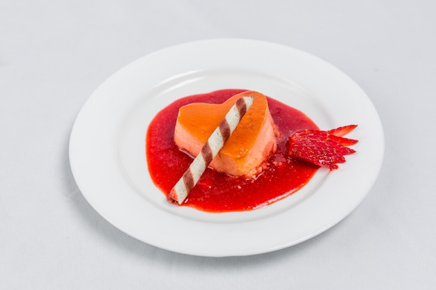 Herzförmiger Pudding mit Erdbeersauce und Waffeln Valentine39s Dessertrezept