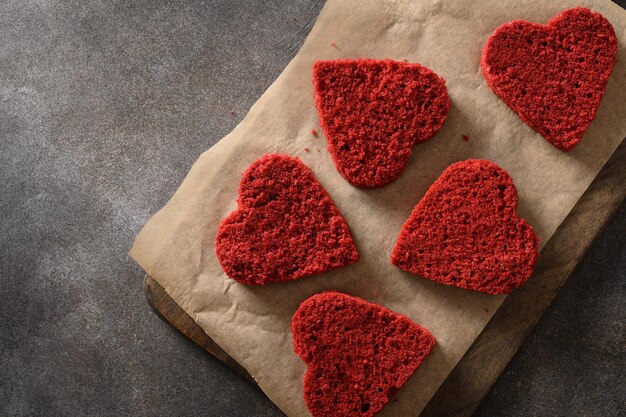 Herzförmiger roter Samtkuchen zum Valentinstag, leckeres hausgemachtes Dessert