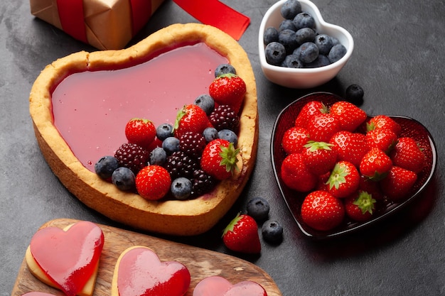 Herzförmiger süßer Kuchen mit Beeren