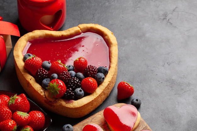 Herzförmiger süßer Kuchen mit Beeren