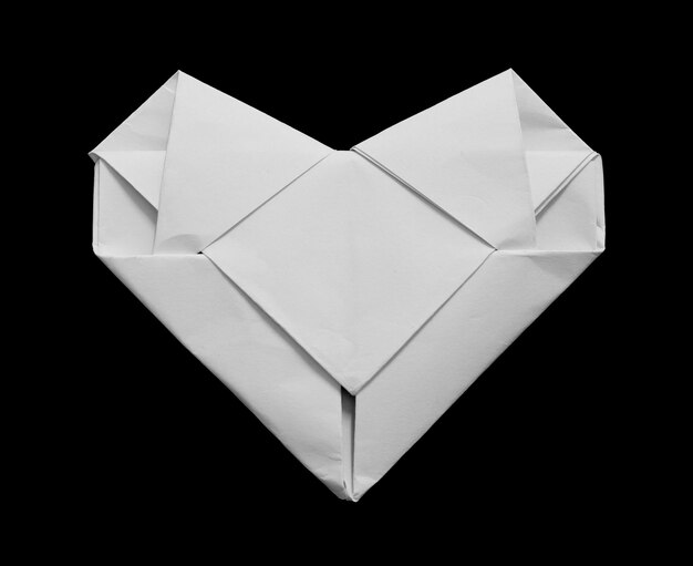 Herzförmiges Papier auf schwarzem Papier