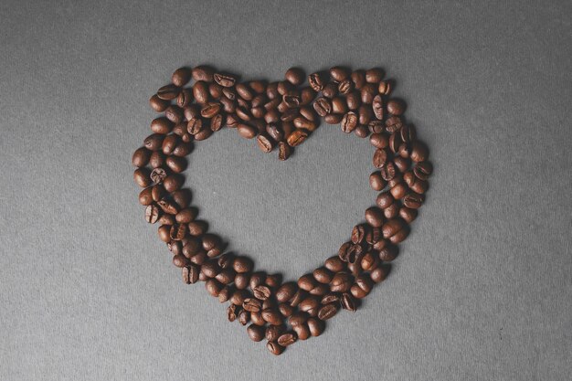 Foto herzform aus kaffeebohnen am valentinstag