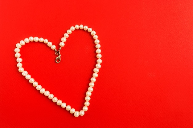 Herzform der weißen Perlenkette