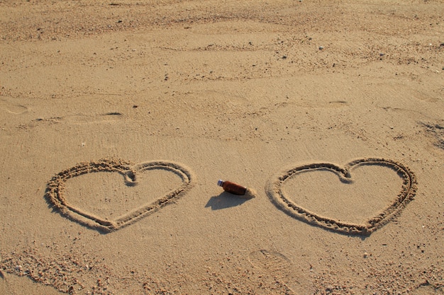 Herzform gezeichnet auf Strandsand