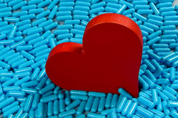 Herzform und Arzneimittelkapseln, die Herzprobleme und -behandlung darstellen