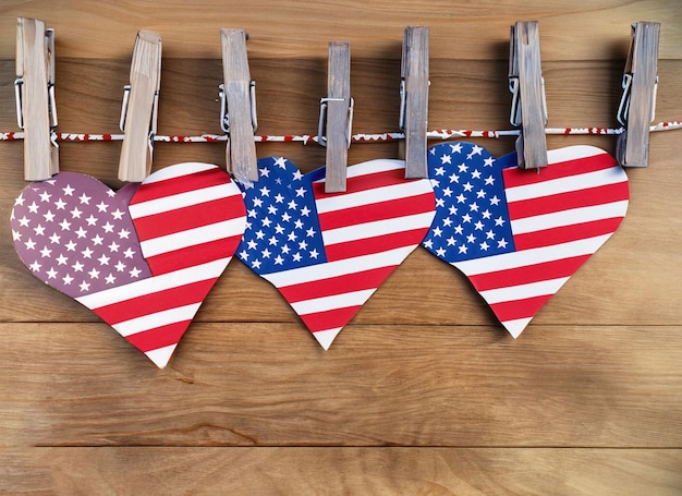 Foto herzformen der amerikanischen flagge der usa dekoriert auf einem holzschreibtisch mit generativer ki