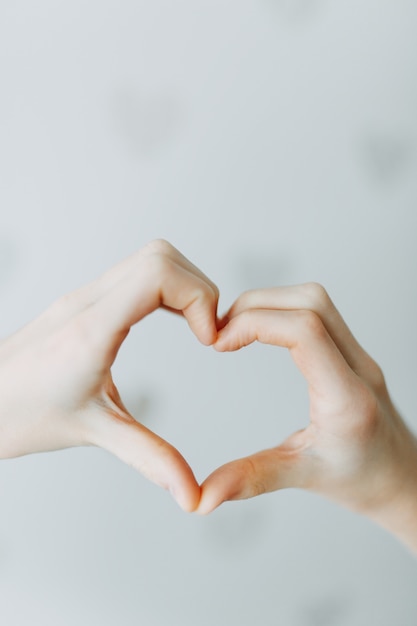 Herzformhand für Valentinstag, Liebe, Freundlichkeit und Freundschaftskonzept