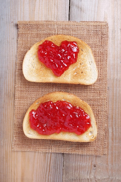Herzformmarmelade auf geröstetem Brot