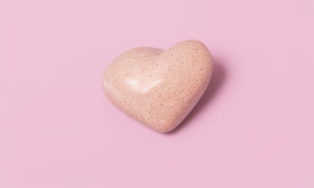 Herzformstein auf einfachem Hintergrund für Valentinstag