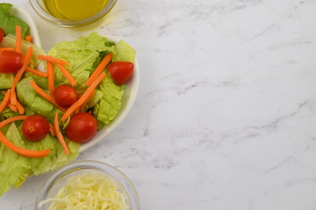 Herzgesundheitskonzept mit Salat und viel Platz zum Kopieren