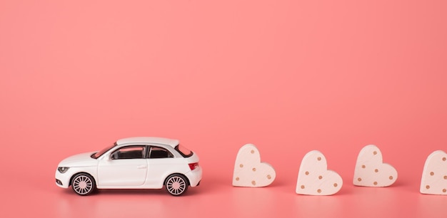 Herzlichen Glückwunsch zum Valentinstag-Konzept. Seitenprofil Nahaufnahme Foto von Mini-modernem Autofahren und Hinterlassen kleiner Herzen isolierter heller Hintergrund mit Platz für Header