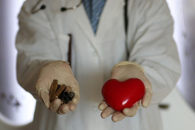 Herzpflege und Ärmel im Arzthandkonzept der Hilfe
