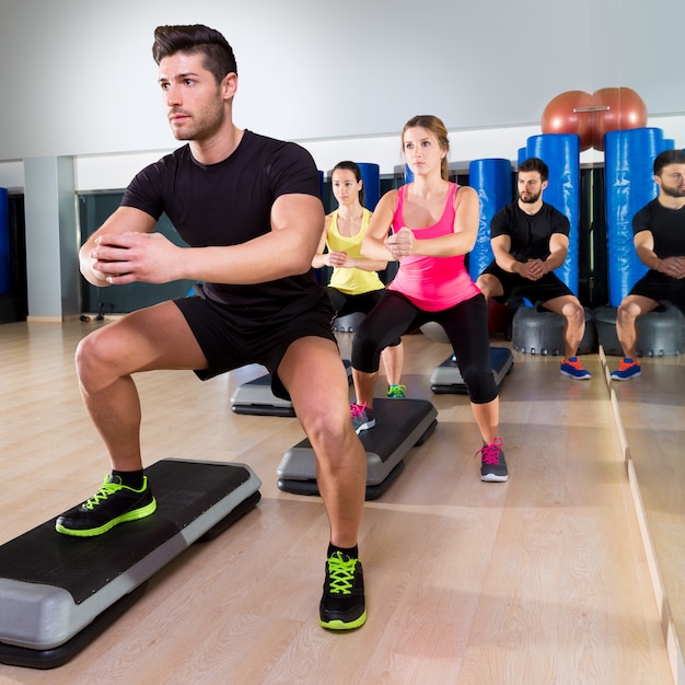 Herzschritttanz-Hockegruppe am Fitnessstudio