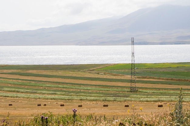 Heuhaufen und Brötchen, Landwirtschaft in Georgien, trockenes Heu und Berglandschaft mit Faravani-See