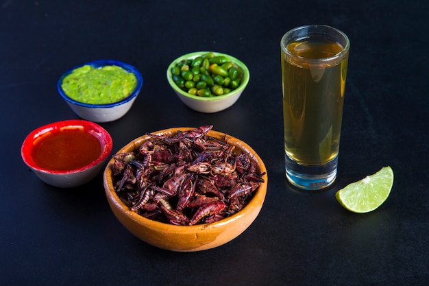 Heuschrecken Chapulines und Tequila. Traditionelles mexikanisches Essen