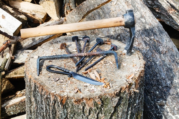 Hew hacha y ferretería en bloque de madera