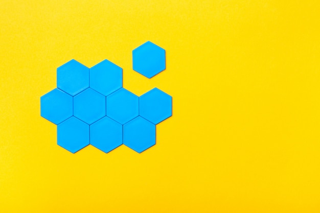 Foto los hexágonos azules están dispuestos en panales sobre un fondo amarillo.