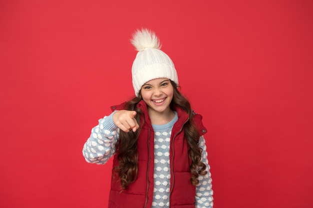 Hey du Wintermode Kindheitsglück Positives Konzept Winteraccessoires Gute Laune Emotionales Wohlbefinden Emotionen Mädchen genießt den Winter Gute Stimmung Fröhliches Kind in gemütlichem Strickoutfit