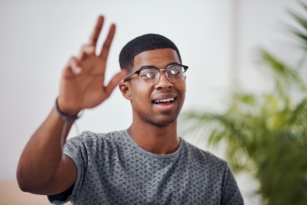 Hey, warte, Aufnahme eines jungen Geschäftsmannes, der seine Hand in einem Büro hebt