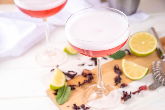 Hibiscus-Martini-Getränk mit Eislime und Minze