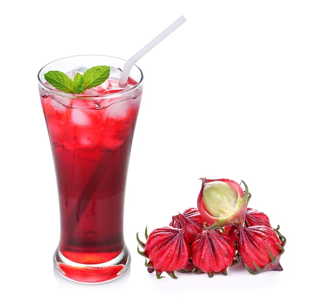 Hibiscus sabdariffa o roselle frutas y jugo de roselle aislados sobre fondo blanco