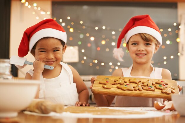 Hicimos estas galletas navideñas Retrato de dos niñas horneando en la cocina