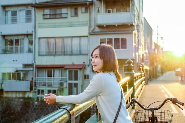 Hida Takayama Japón Octubre 2023 Hermosa chica en la antigua ciudad pública Takayama Japón otoño por la mañana durante la temporada de otoño