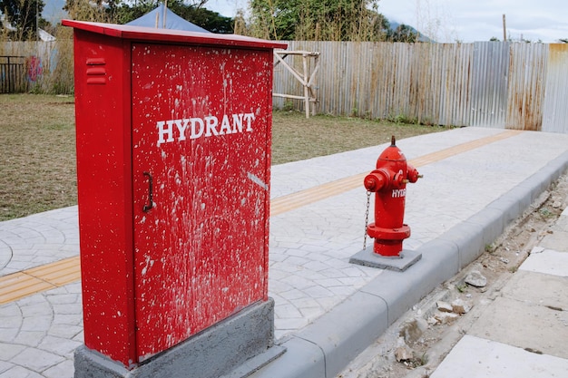 Hidrante de água vermelho com caminho de corte na rua de pedestres