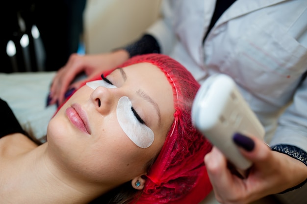 Foto hidratação da pele de hardware no salão de cosmetologia.