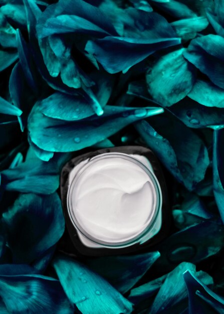 Hidratante de crema facial de lujo para la piel del rostro sobre fondo de flores esmeralda cosmética de spa floral essense y emulsión de belleza para productos de marca para el cuidado de la piel