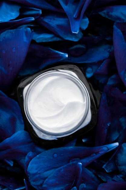 Hidratante de creme de rosto de luxo para pele facial em fundo de flor azul, cosméticos de spa floral essense e emulsão de beleza para produtos de marca de cuidados com a pele