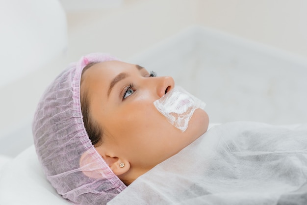 Foto hidratar los labios durante un procedimiento cosmético para mujer.